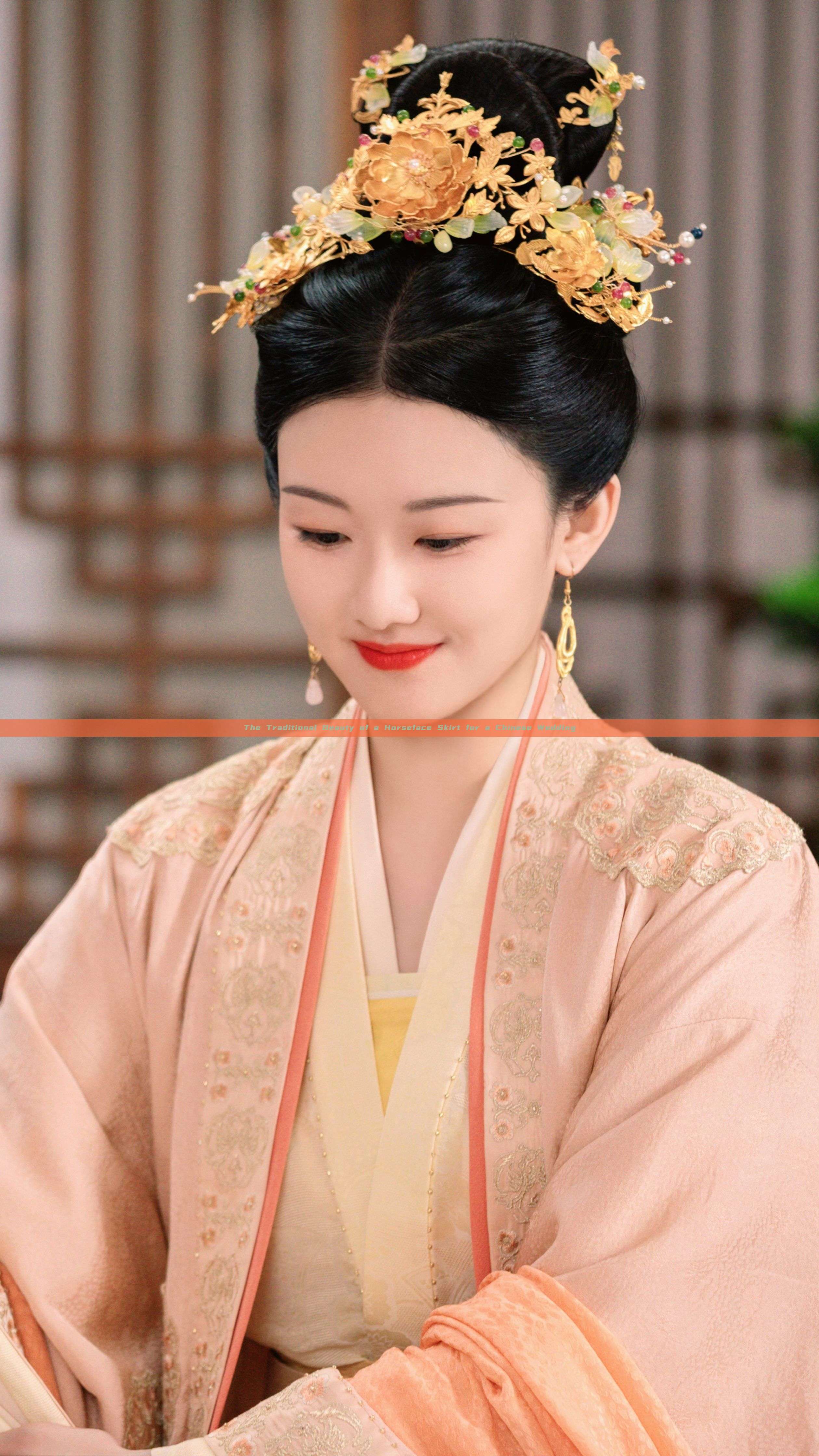 The Traditional Beauty of a Horseface Skirt for a Chinese Wedding The Traditional Beauty of a Horseface Skirt for a Chinese Wedding