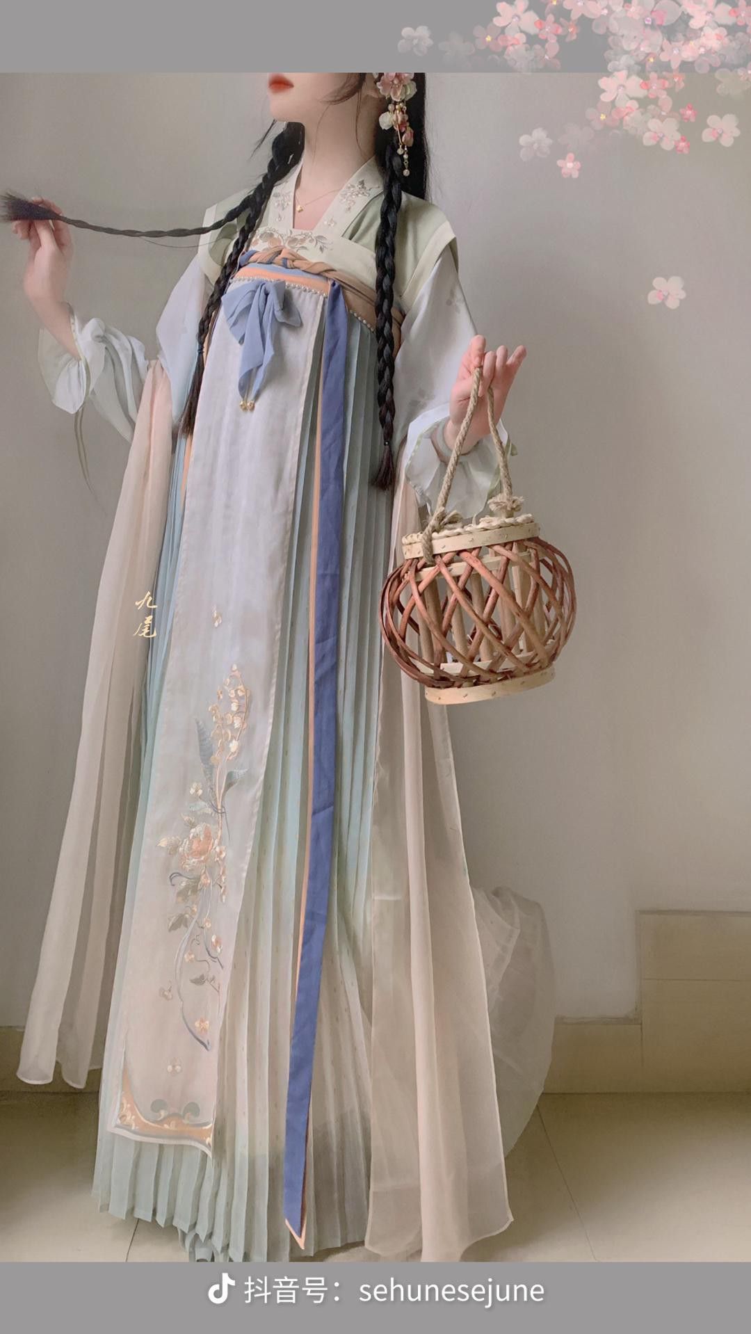 Little Kids in Traditional Hanfu Fashion:The Charm of Short-Style Hanfu Little Kids in Traditional Hanfu Fashion:The Charm of Short-Style Hanfu