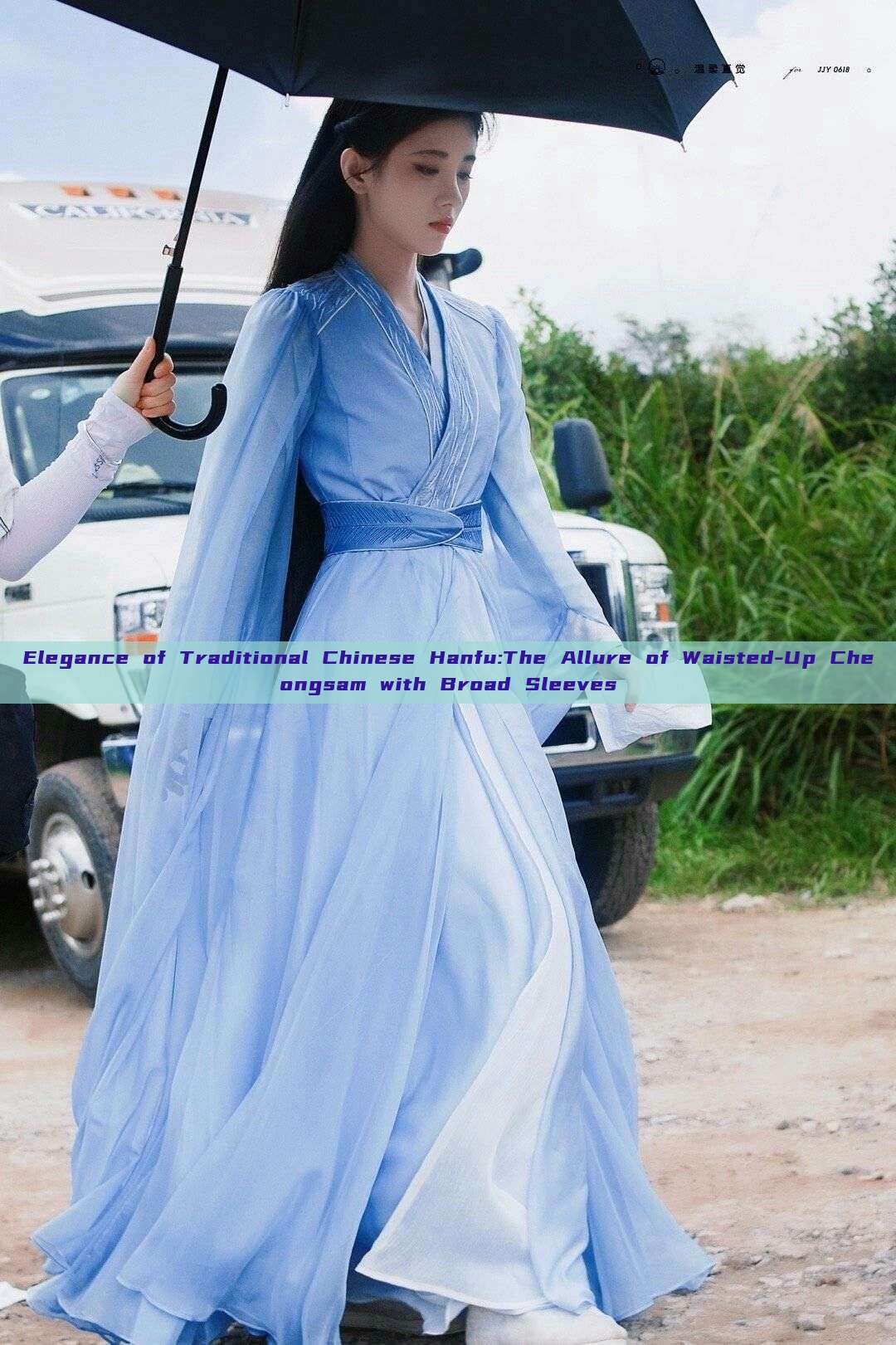 Elegance of Traditional Chinese Hanfu:The Allure of Waisted-Up Cheongsam with Broad Sleeves