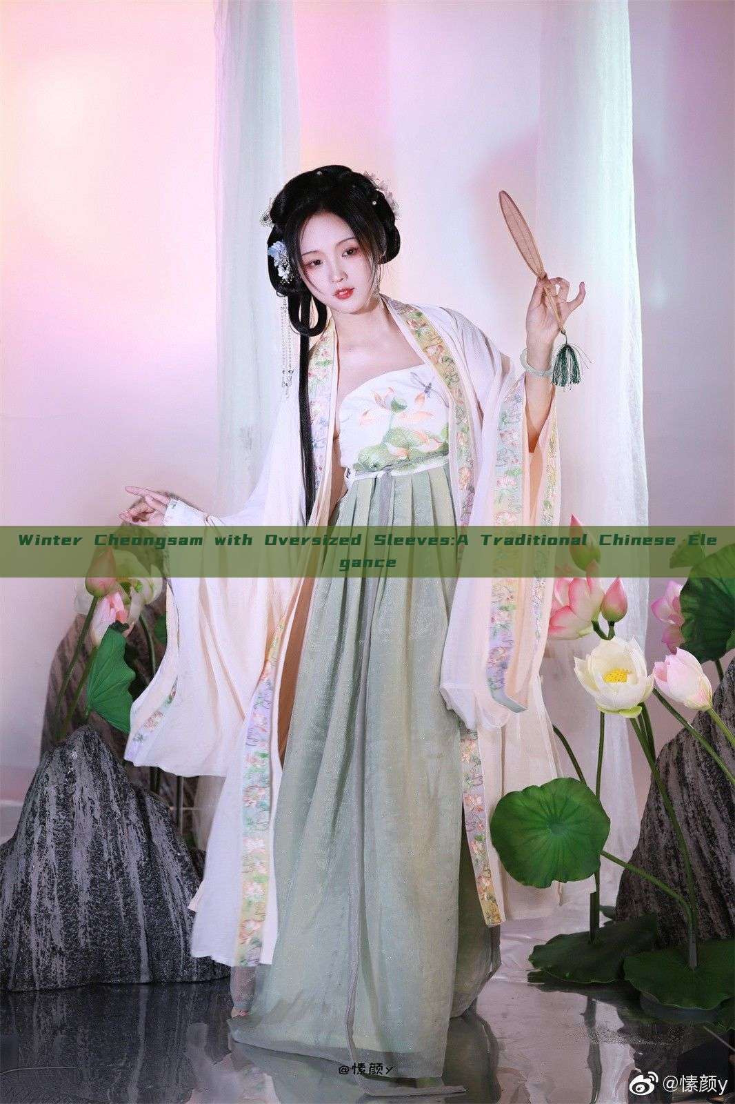 Winter Cheongsam with Oversized Sleeves:A Traditional Chinese Elegance