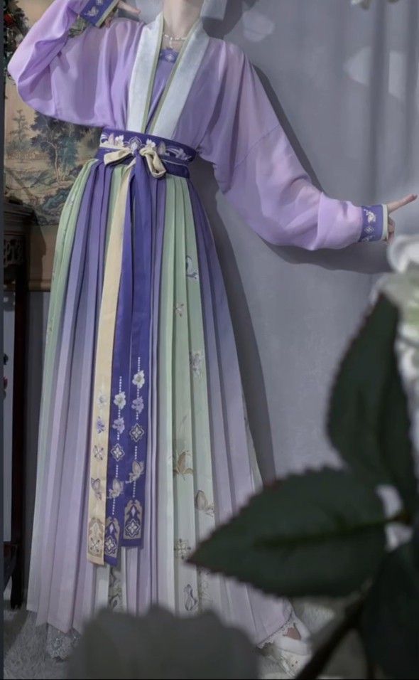 The Splendid Charm of the Broken Skirt Hanfu:A Journey into Traditional Chinese Clothing