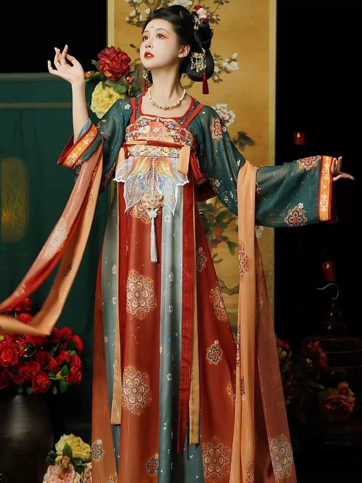 The Enchanting Beauty of Cheongsam-Inspired Fans and High-Beauty Damsels