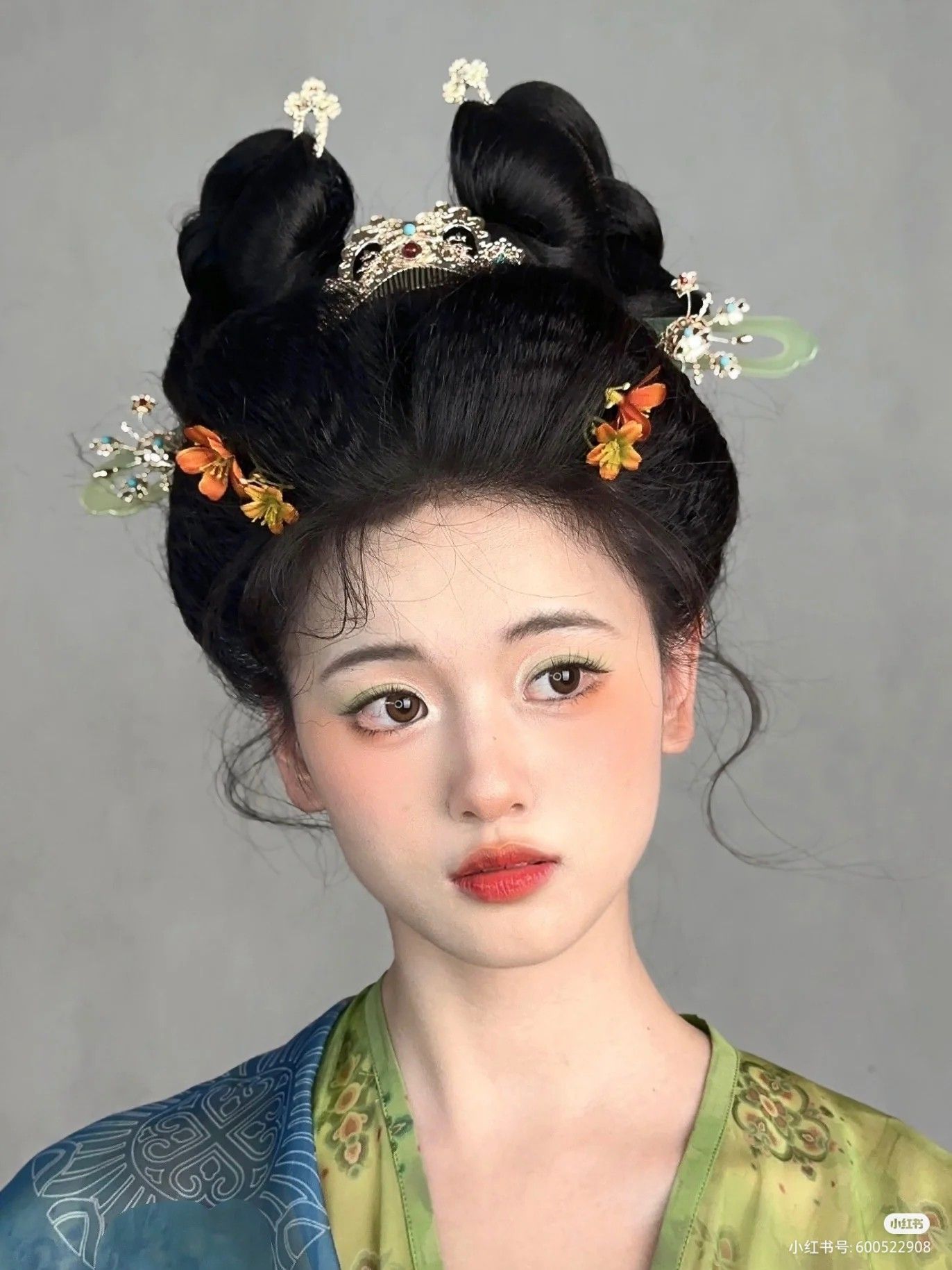 Traditional Tang Suit for Modern Youth:A Winter Fashion Statement by Young Women Traditional Tang Suit for Modern Youth:A Winter Fashion Statement by Young Women