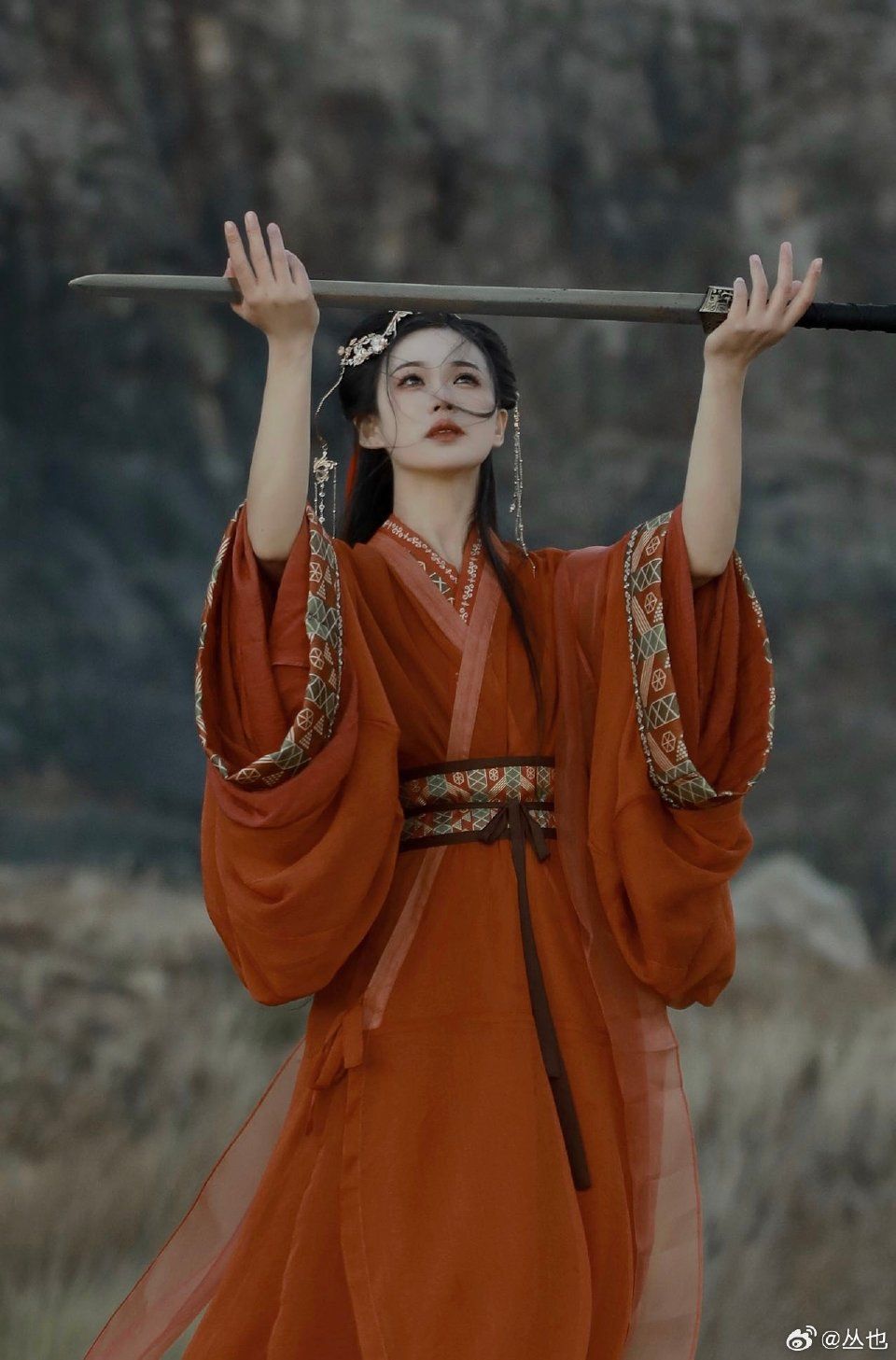 The Elegance of Cheongsam,Cape,and Overcoat:A Fashionable Fusion The Elegance of Cheongsam,Cape,and Overcoat:A Fashionable Fusion