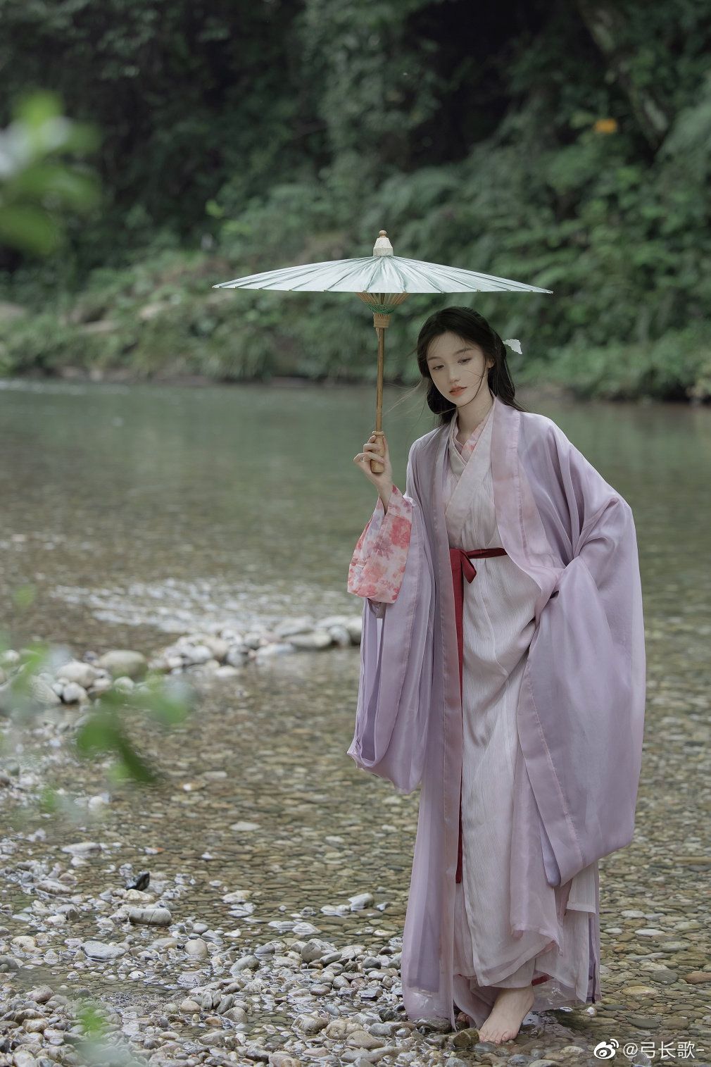 The Low-neck Cheongsam:Embracing Traditional Chinese Style The Low-neck Cheongsam:Embracing Traditional Chinese Style