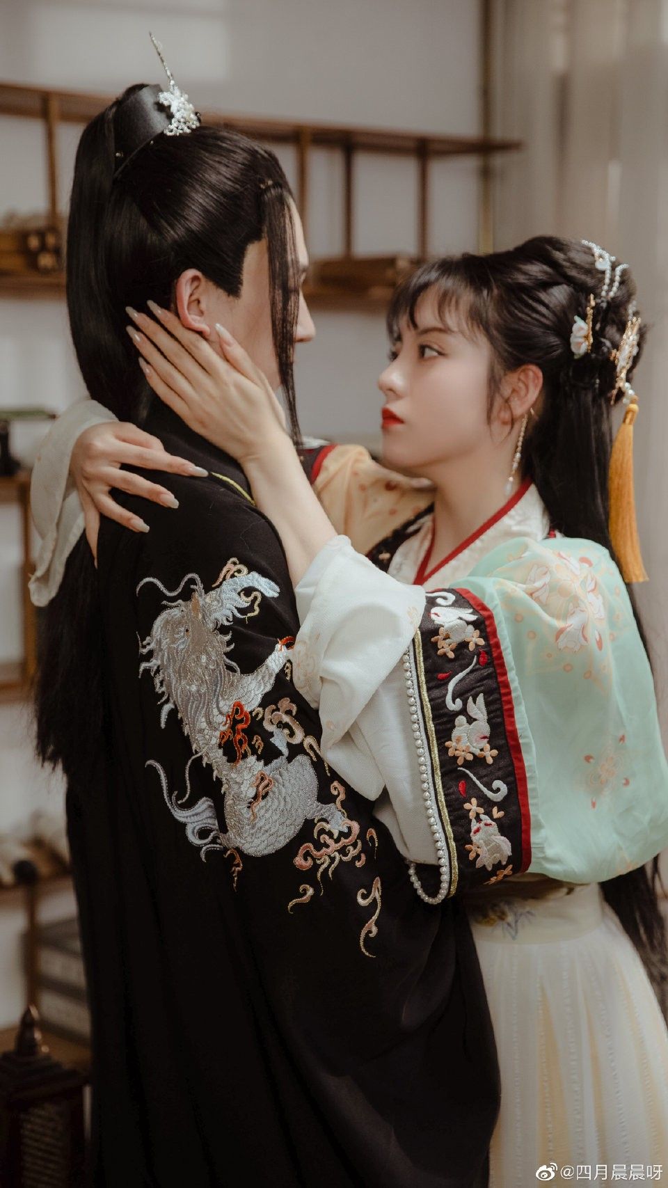 Winter Elegance in Neo-Chinese Cheongsam:The Revival of Traditional Charm