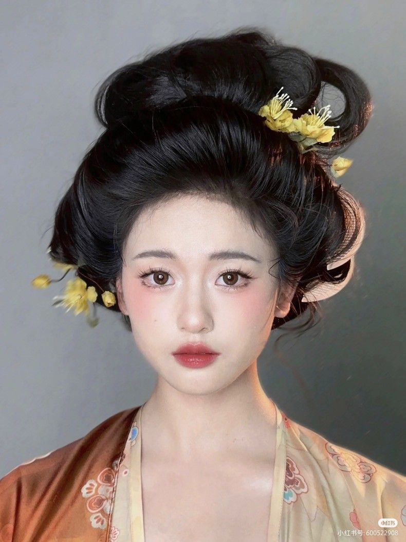 The Revival of Ming-Style Hanfu for Adult Women:A Journey into Traditional Elegance