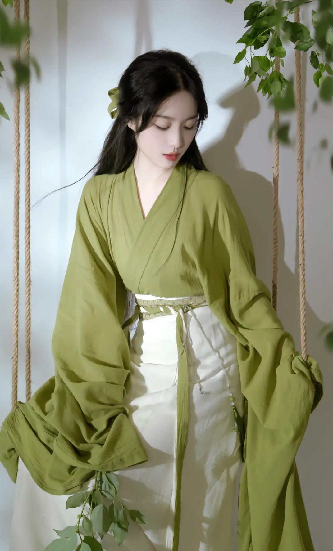 Embracing the Elegance of Cheongsam Fashion:The Journey of a Female Model on the Runway Embracing the Elegance of Cheongsam Fashion:The Journey of a Female Model on the Runway