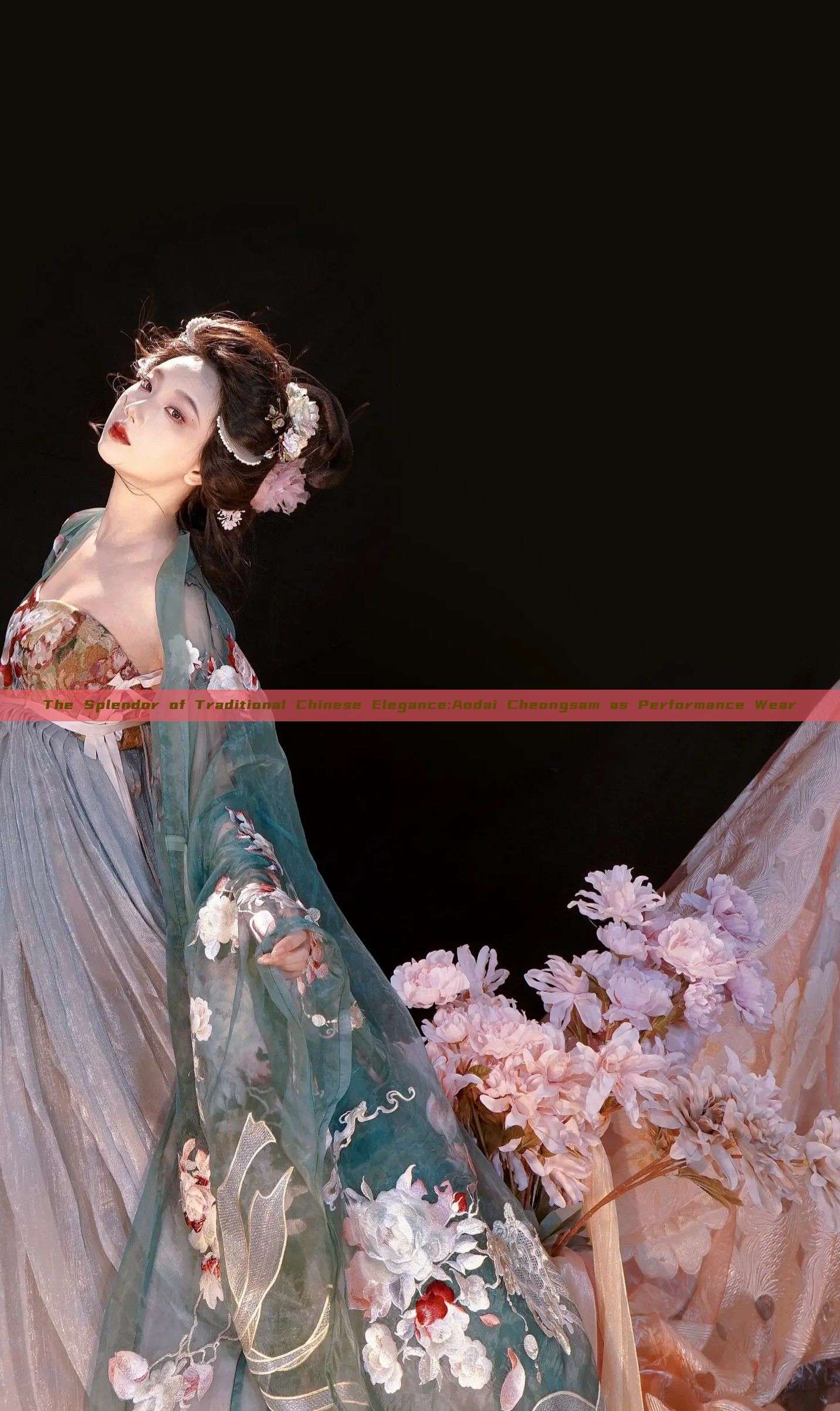 The Splendor of Traditional Chinese Elegance:Aodai Cheongsam as Performance Wear