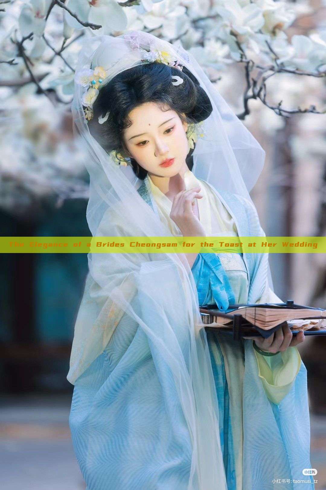The Elegance of a Brides Cheongsam for the Toast at Her Wedding The Elegance of a Brides Cheongsam for the Toast at Her Wedding