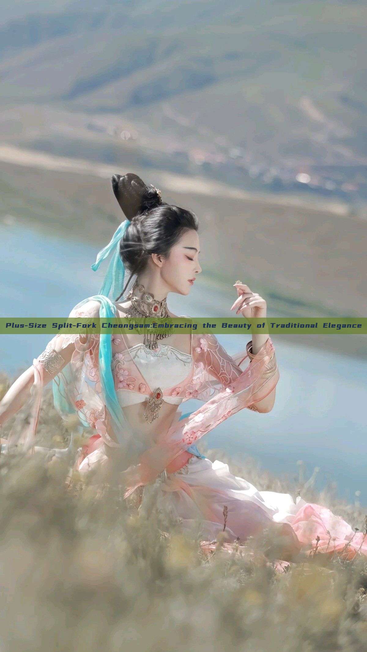 Plus-Size Split-Fork Cheongsam:Embracing the Beauty of Traditional Elegance
