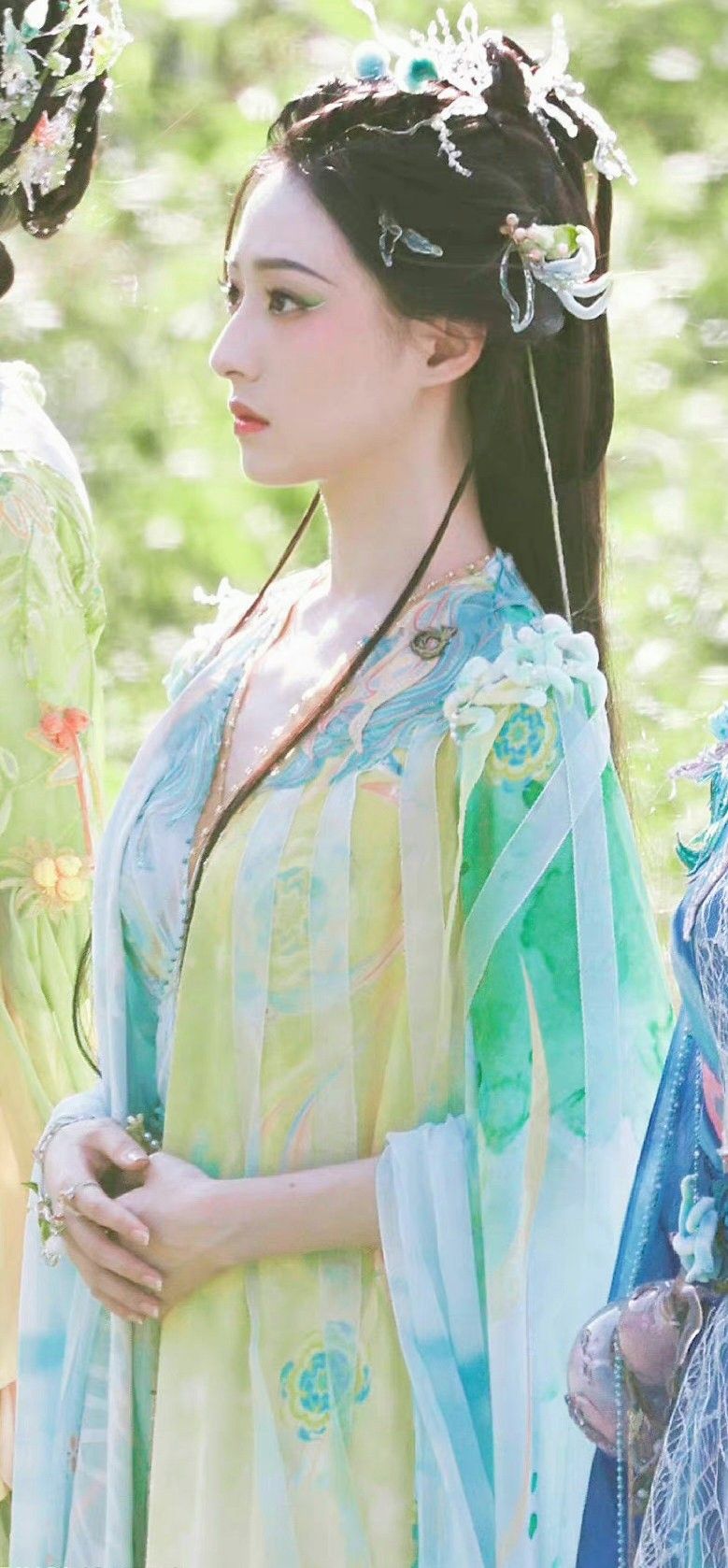 The Charm of Cheongsams Edge Binding and Silk-like Fabric The Charm of Cheongsams Edge Binding and Silk-like Fabric