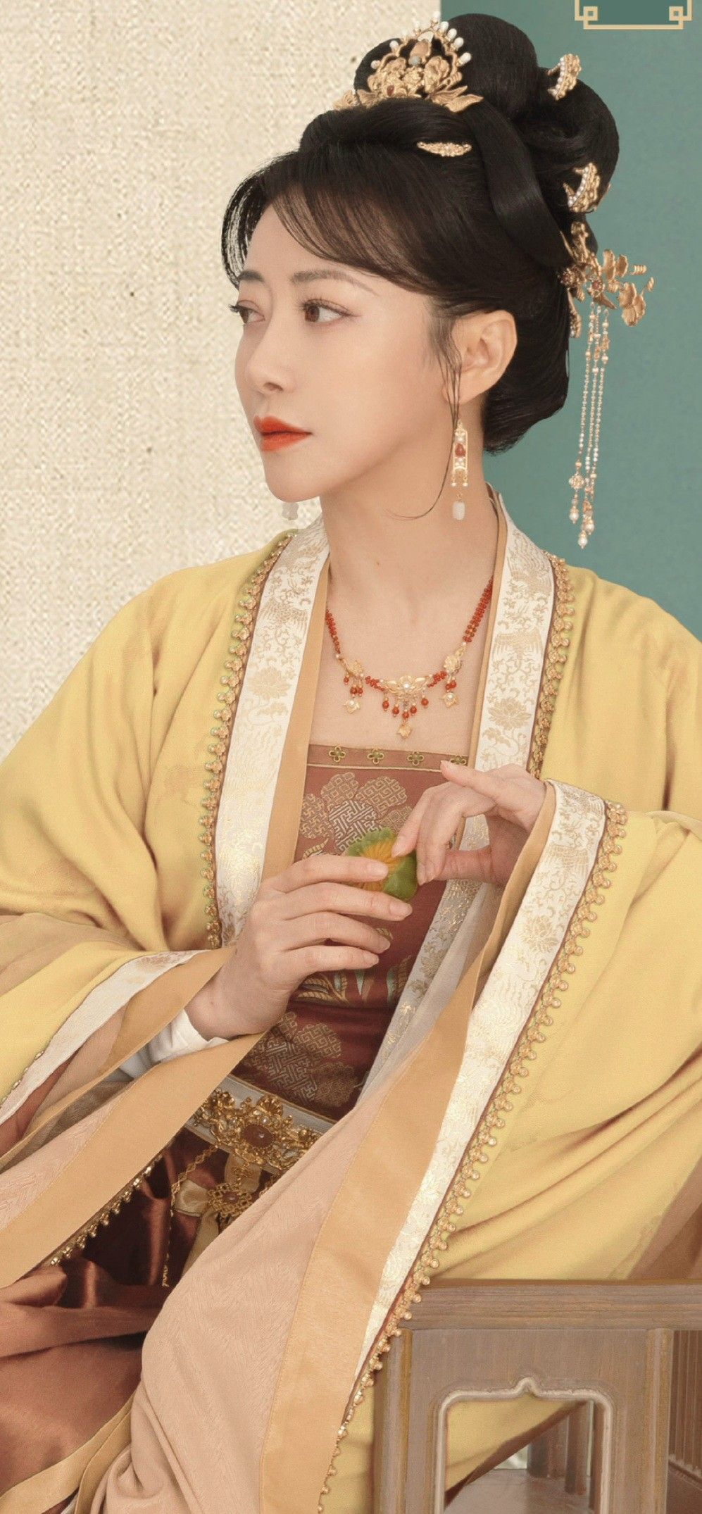The Elegance of Lightweight Cheongsam Skirts with Horseface Cloth The Elegance of Lightweight Cheongsam Skirts with Horseface Cloth