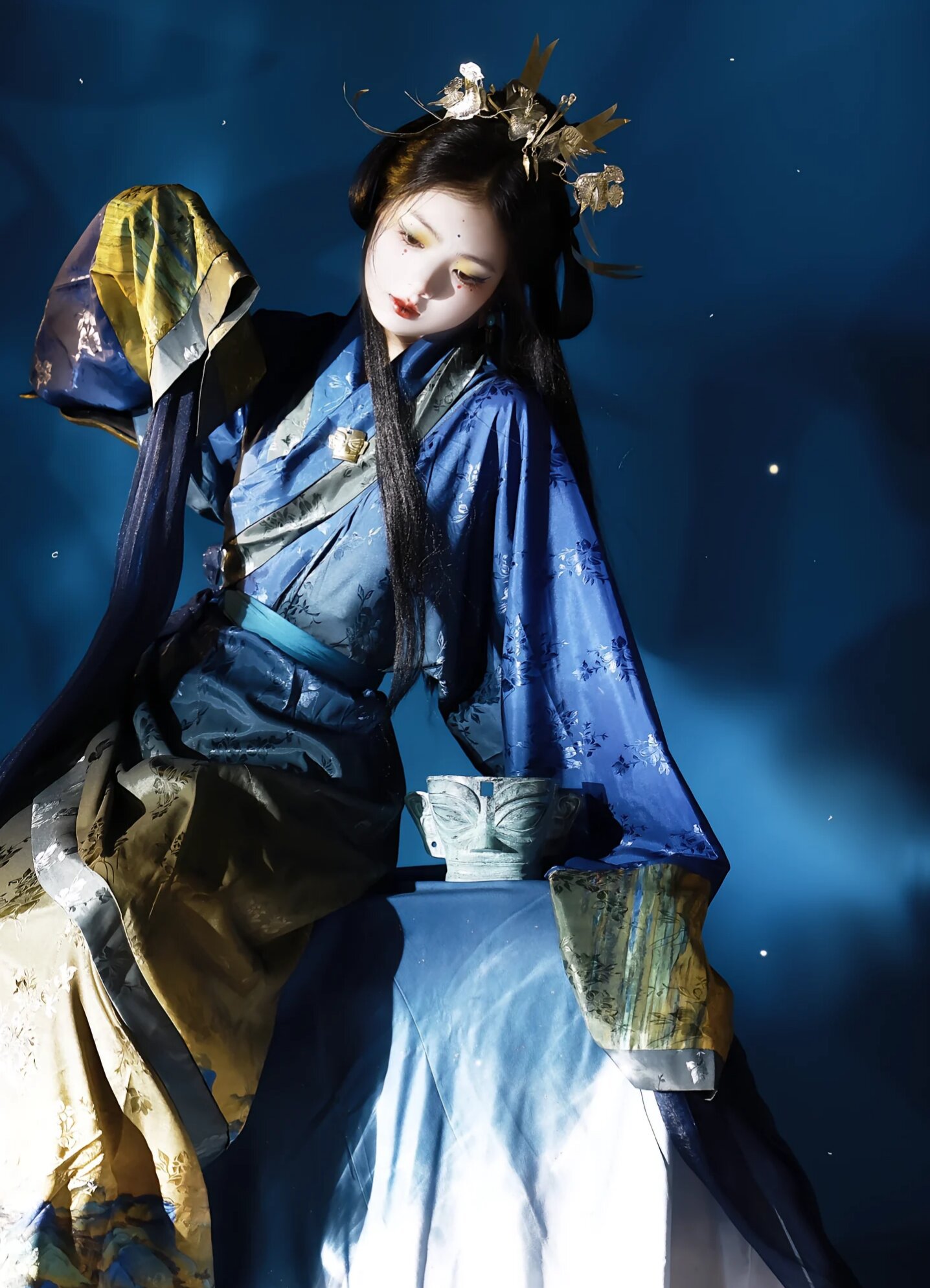 Embracing Splendor:The Allure of the Horseface Skirt with its Splendid Flower Pattern