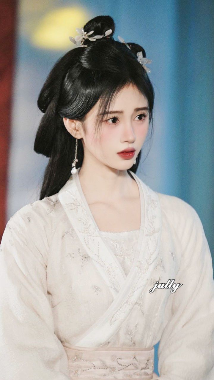 The Enchantment of Wutong and the Moon in Cheongsams Embrace