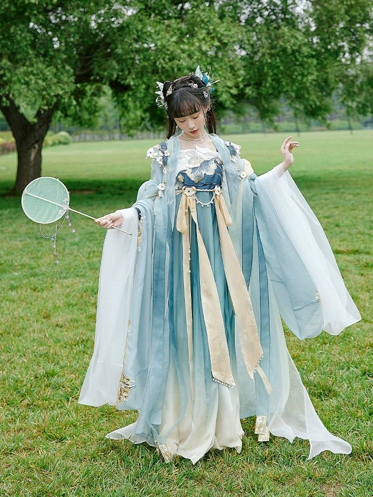 The Splendor of Hanfu:A Tale of a Young Girls Spring in Traditional Elegance The Splendor of Hanfu:A Tale of a Young Girls Spring in Traditional Elegance