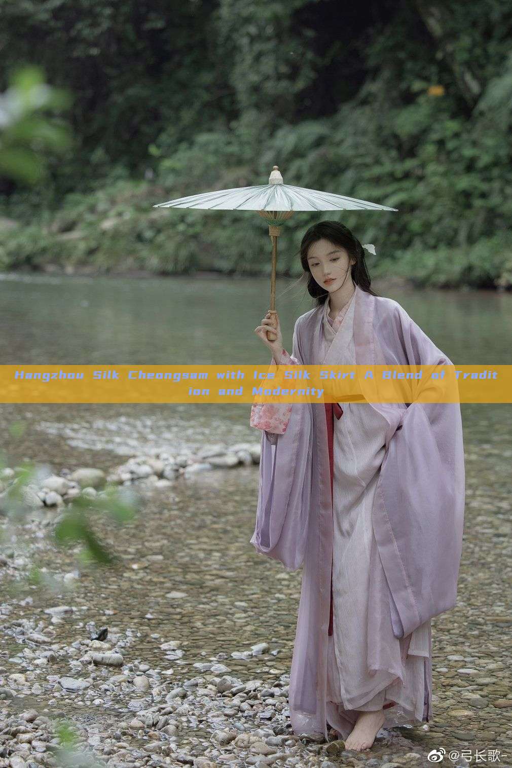 Hangzhou Silk Cheongsam with Ice Silk Skirt A Blend of Tradition and Modernity