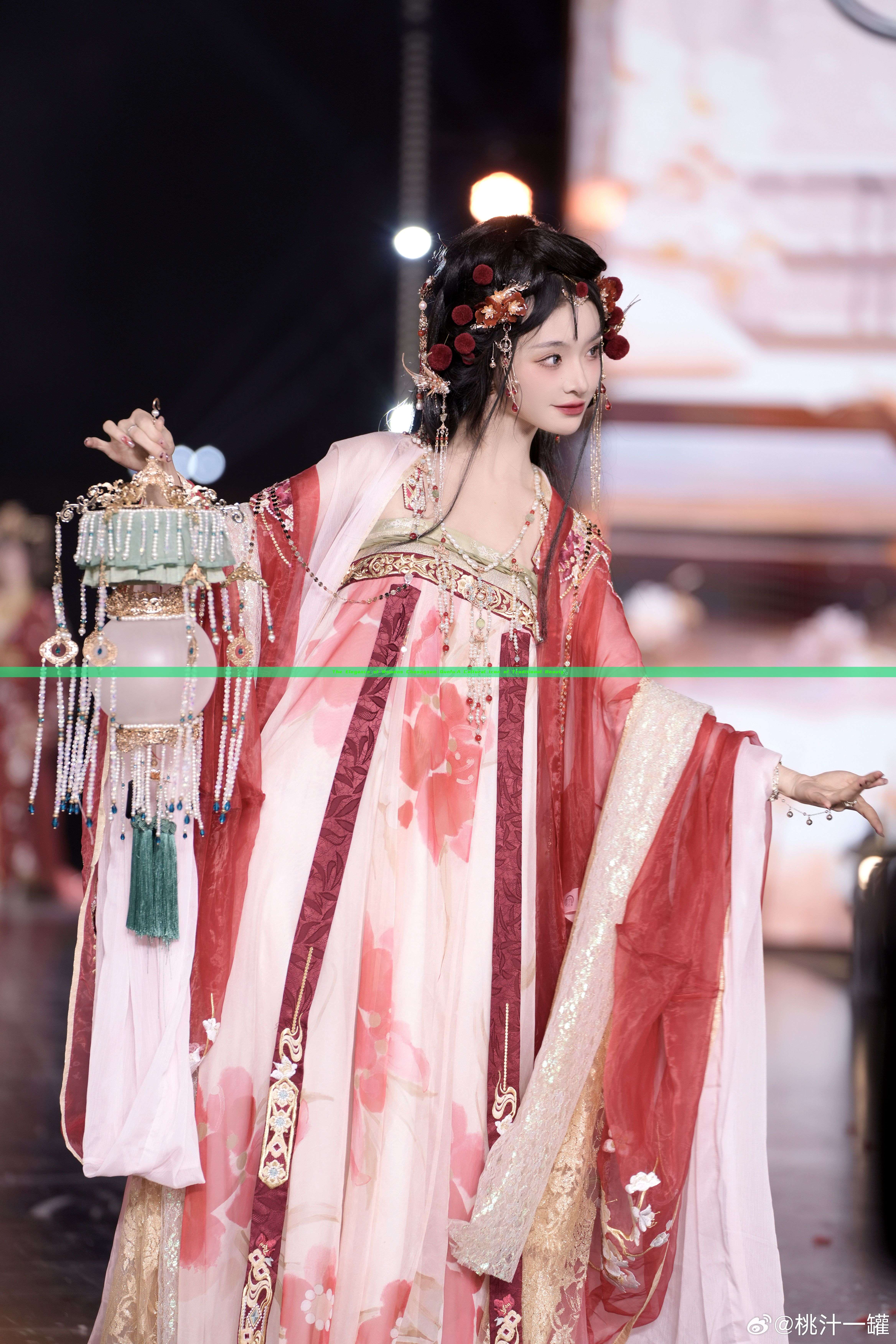 The Elegance of Womens Cheongsam Qunfu:A Cultural Icon of Traditional Beauty The Elegance of Womens Cheongsam Qunfu:A Cultural Icon of Traditional Beauty