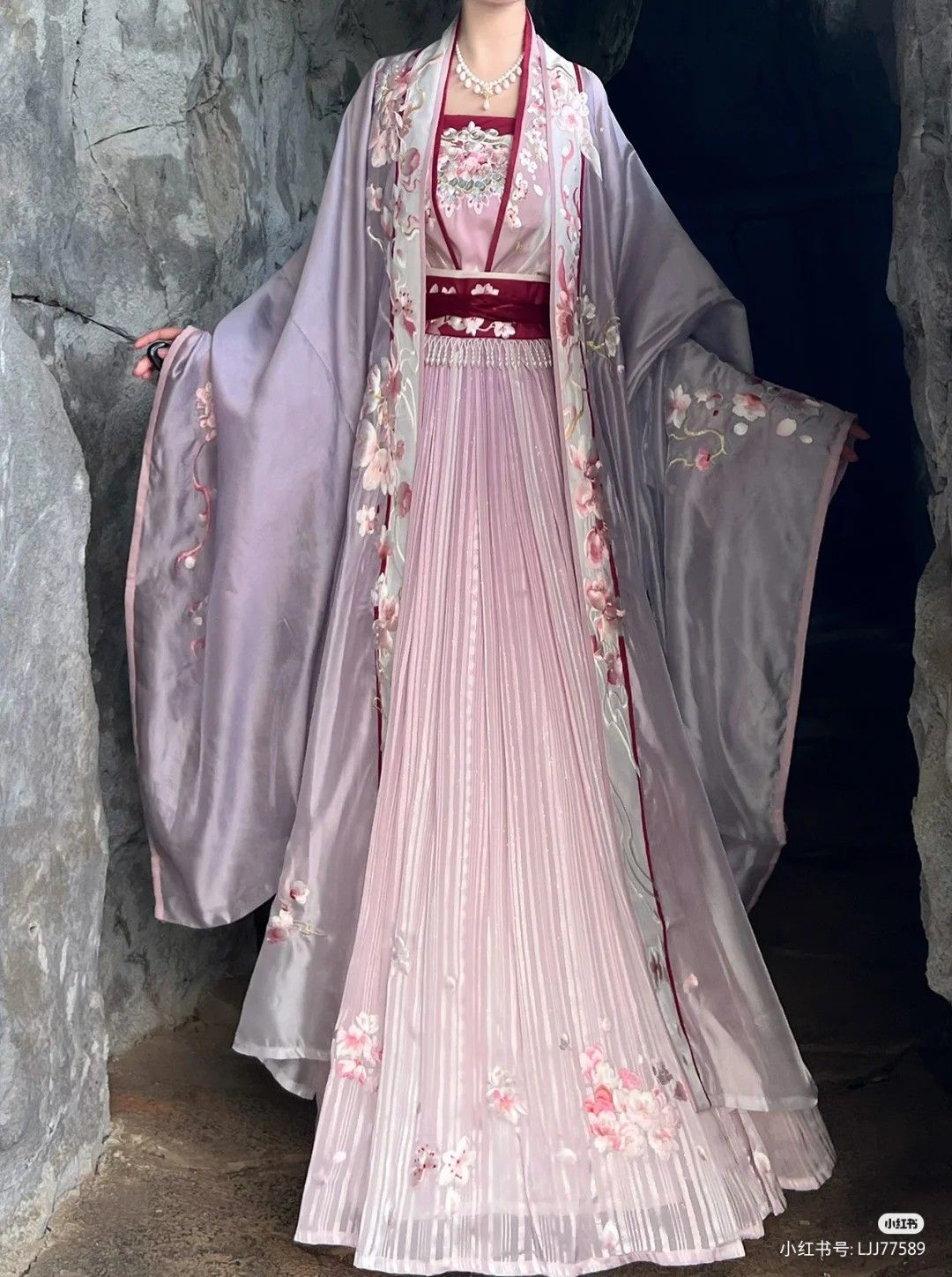 Children in Cheongsam and Tulle Skirt:A Cultural Fusion of Elegance and Fun