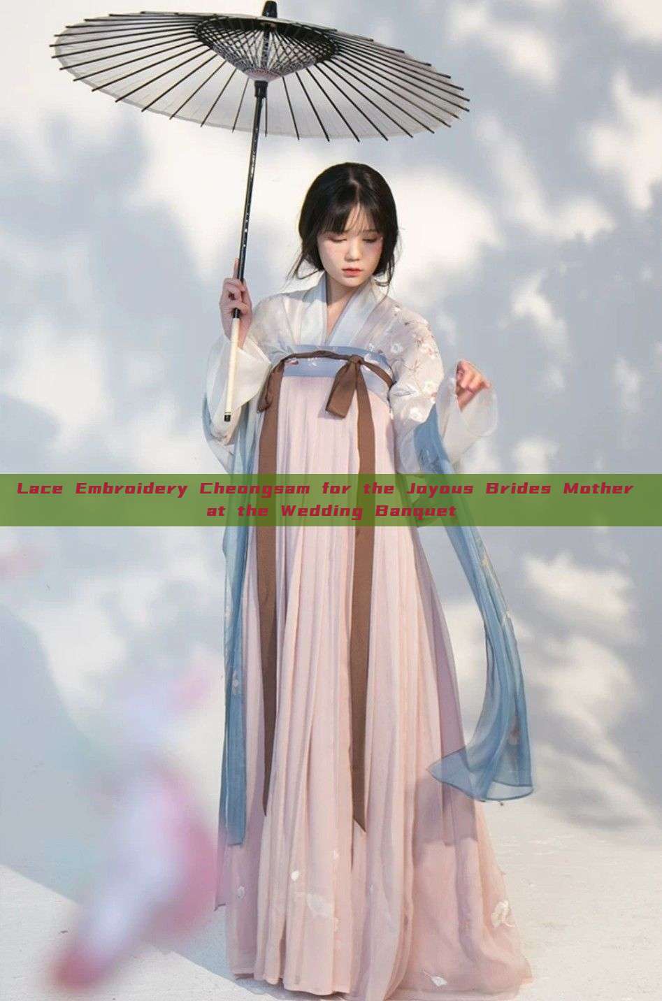 Lace Embroidery Cheongsam for the Joyous Brides Mother at the Wedding Banquet