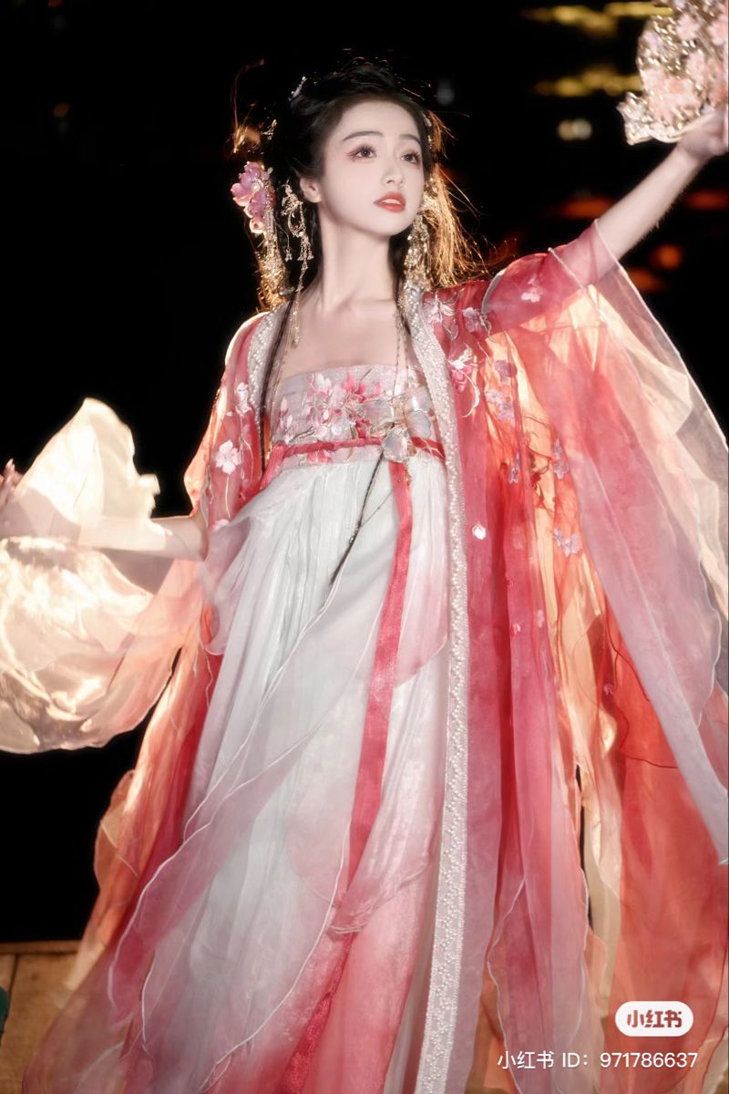 Hanfu Fashion:Exploring the Allure of Wu Qians Traditional Chinese Attire Hanfu Fashion:Exploring the Allure of Wu Qians Traditional Chinese Attire