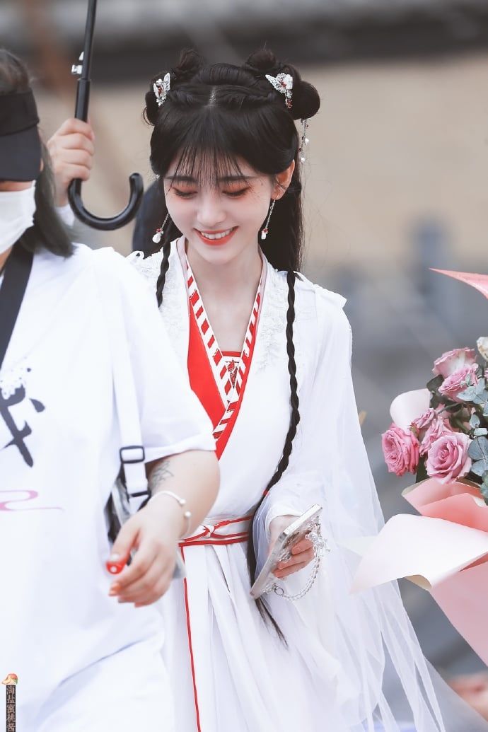Maternal-Child Harmony in Traditional Hanfu Fashion:A Mother-Daughter Cosplay Experience
