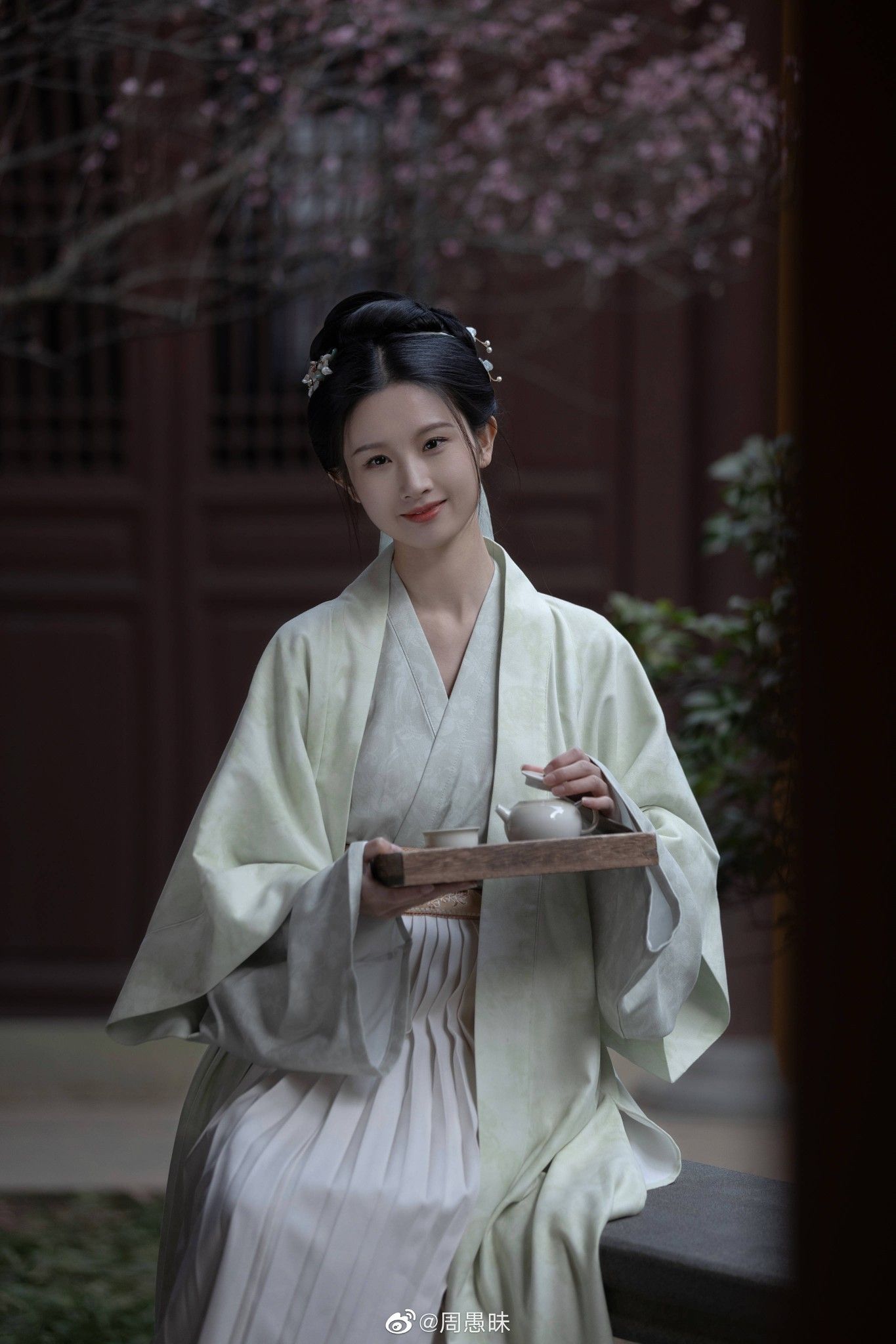 Affordable Kimono-Style Robes with Big Sleeves:A Guide to Outerwear with Hanfu Culture Affordable Kimono-Style Robes with Big Sleeves:A Guide to Outerwear with Hanfu Culture