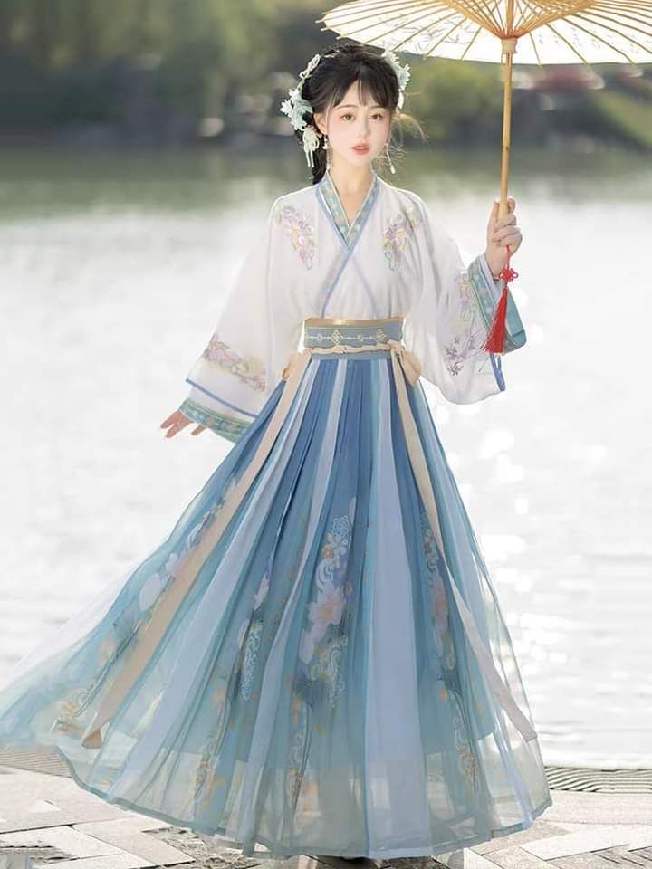 Elite Shanghai Silk Cheongsam:A Glamor of Tradition and Modernity Elite Shanghai Silk Cheongsam:A Glamor of Tradition and Modernity