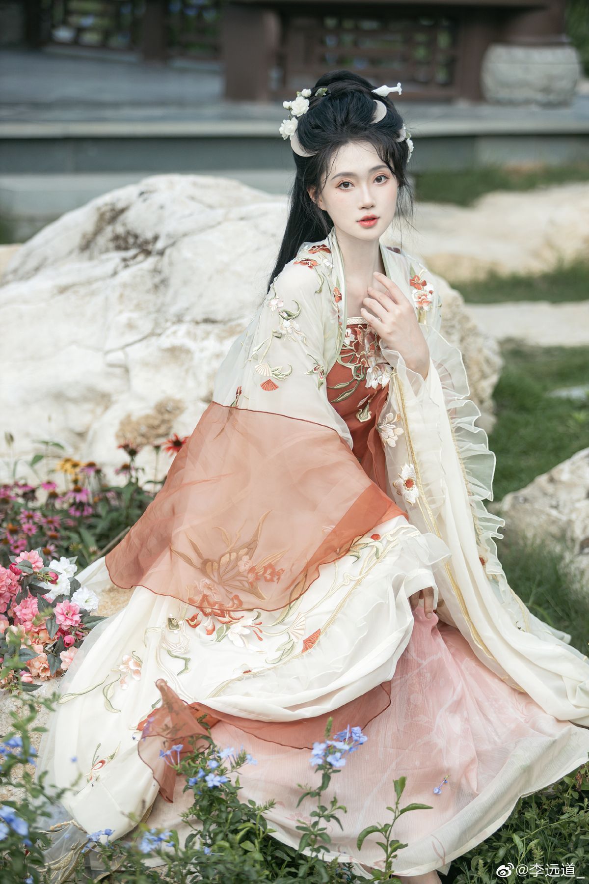 Reinventing the Cheongsam:Embracing the Curves with Micro-Adjusted Elegance Reinventing the Cheongsam:Embracing the Curves with Micro-Adjusted Elegance