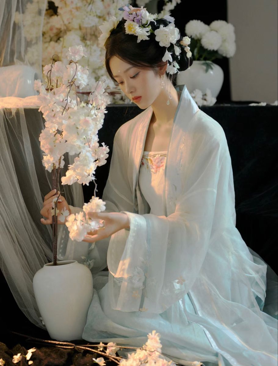 Little Girls Hanfu Short-sleeved Shirts:A Glimpse into Traditional Chinese Fashion Little Girls Hanfu Short-sleeved Shirts:A Glimpse into Traditional Chinese Fashion