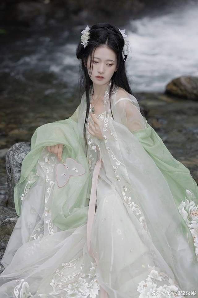 The Enchanting Journey of an Elven Princess in Traditional Hanfu Fashion The Enchanting Journey of an Elven Princess in Traditional Hanfu Fashion
