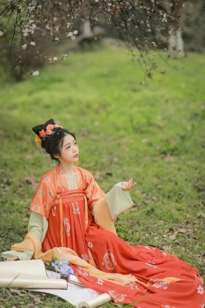 Traditional Cheongsam as a Toast-Wearing Ceremonial Gown:The Fish-Tail Design Traditional Cheongsam as a Toast-Wearing Ceremonial Gown:The Fish-Tail Design