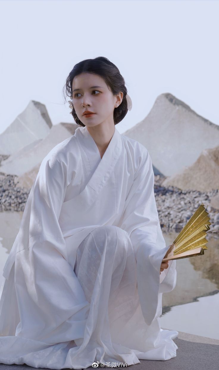 Embracing the Ethereal:The Art of Hollow-Out Cheongsam and the Pure Desire Embracing the Ethereal:The Art of Hollow-Out Cheongsam and the Pure Desire