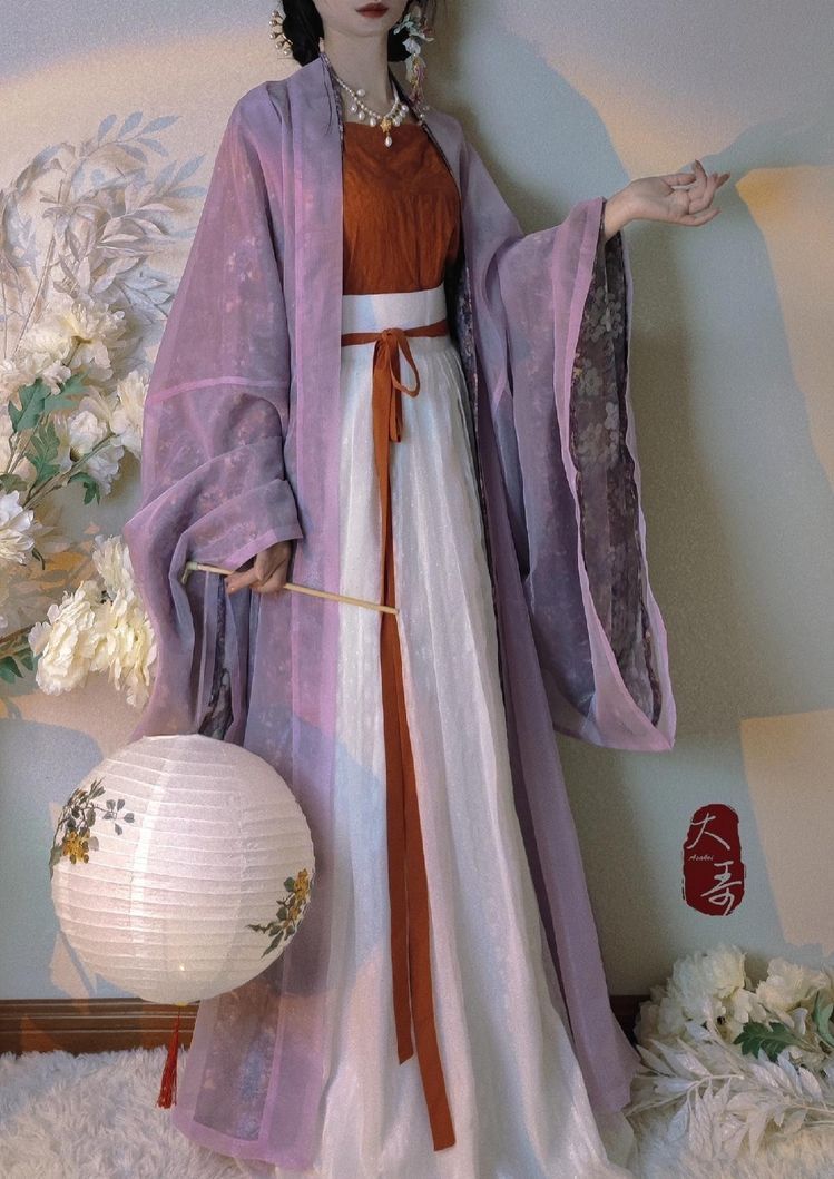 The Light-Colored Gold-Threaded Horseface Skirt:A Blend of Tradition and Elegance