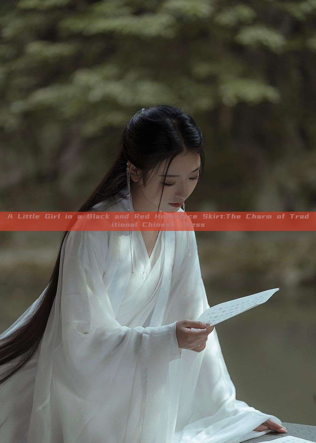 A Little Girl in a Black and Red Horseface Skirt:The Charm of Traditional Chinese Dress