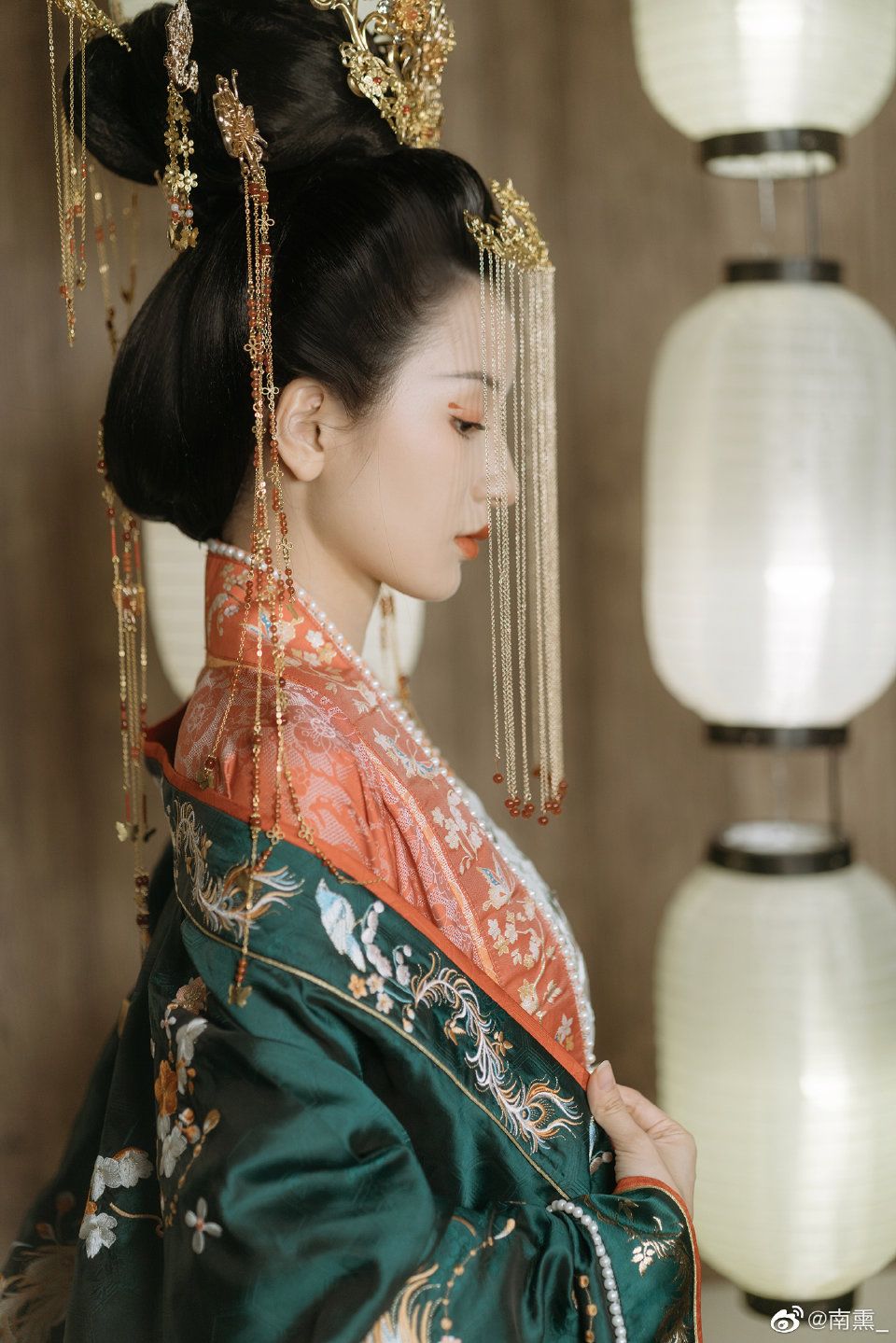 Embroidered Horseface Skirt and Subtle Patterns in the Jacket Embroidered Horseface Skirt and Subtle Patterns in the Jacket