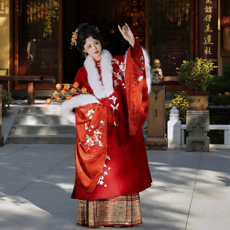 The Splendor of Hanfu:The White Phoenix Nine-Tail Bird