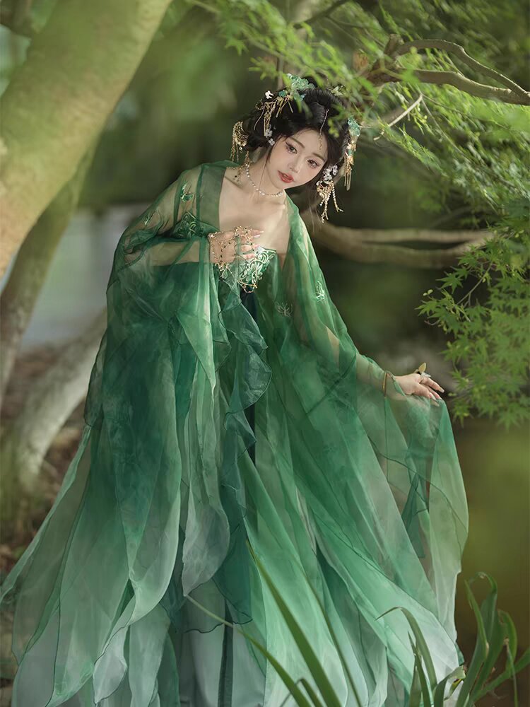 Ancient Charm of Girls Traditional Chinese Hanfu:A Fairy Tale of Elegance Ancient Charm of Girls Traditional Chinese Hanfu:A Fairy Tale of Elegance