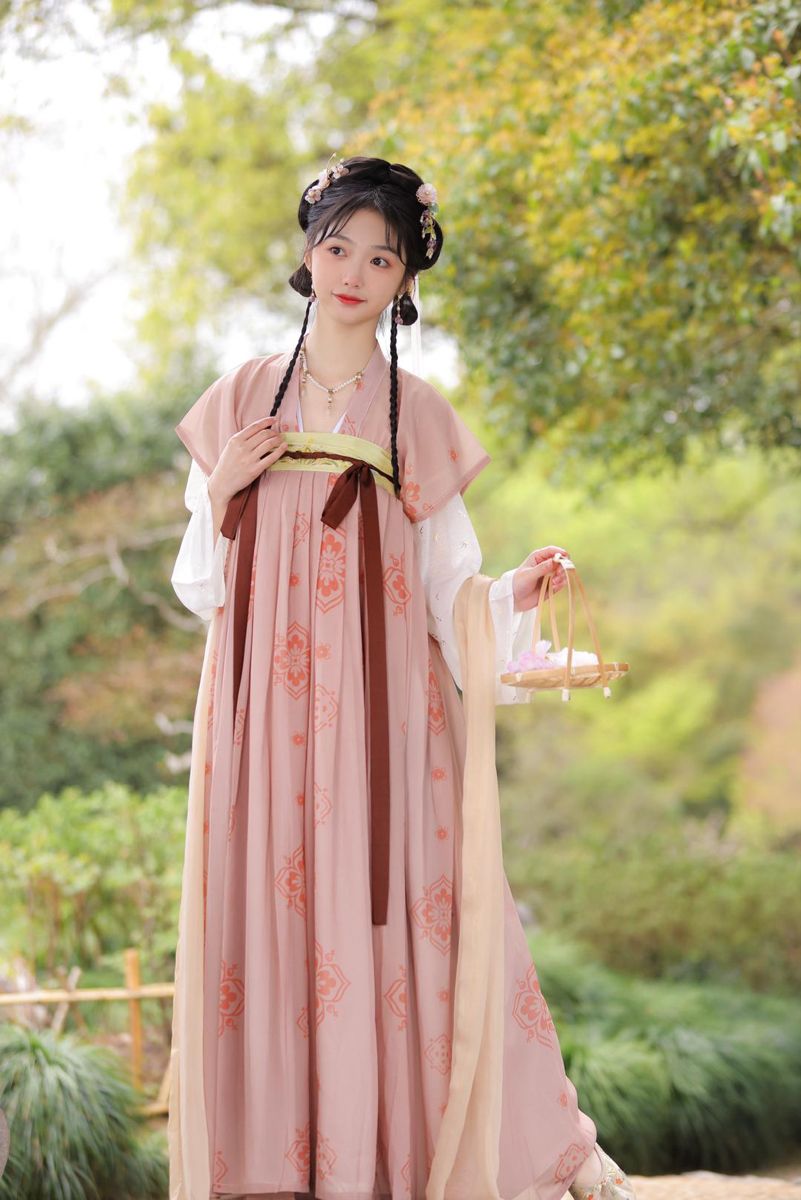 Summer Fashion:The Evolution of Traditional Hanfu for Young Girls