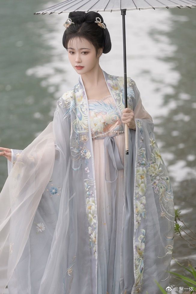 Authentic Qixiong Rucheng Skirt in Hanfu Fashion:Unveiling the Splendor of a Six-Meter Tapestry Authentic Qixiong Rucheng Skirt in Hanfu Fashion:Unveiling the Splendor of a Six-Meter Tapestry