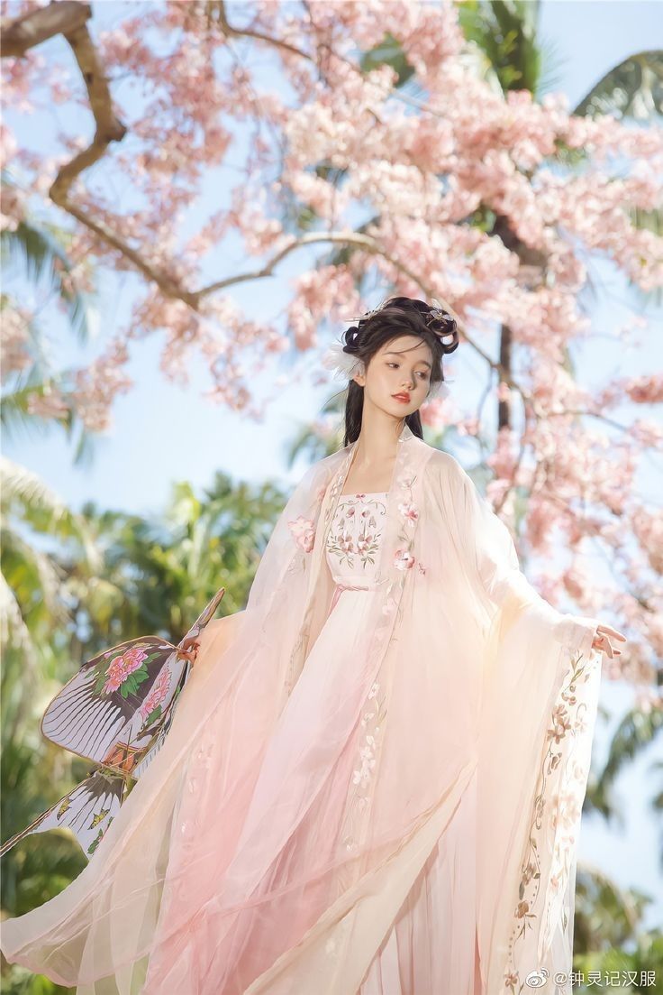 Dune Flyer:A Girls Summer in Traditional Hanfu Fashion