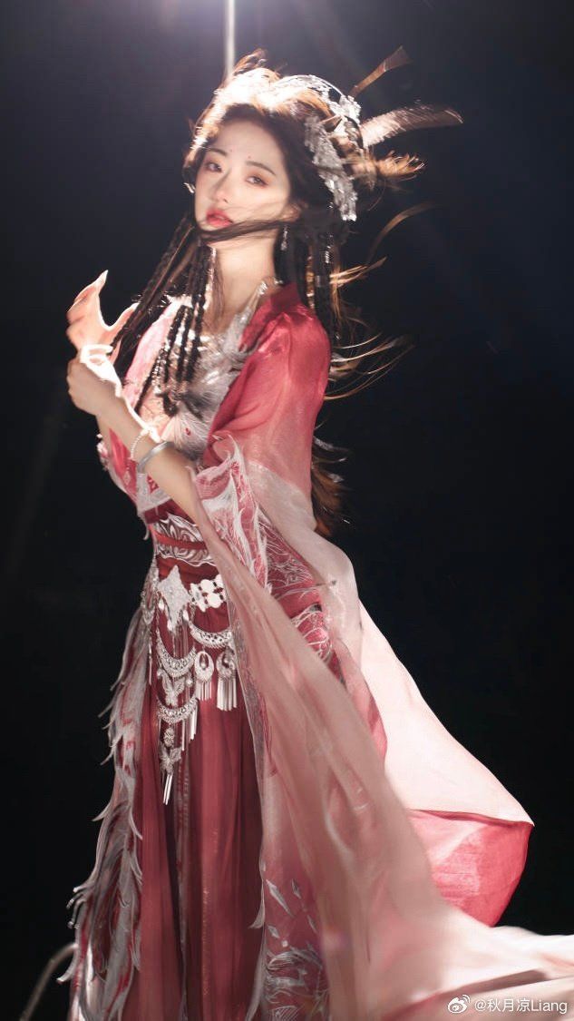 Embracing the Past in Modern Times:The Romance of Hanfu Fashion Embracing the Past in Modern Times:The Romance of Hanfu Fashion