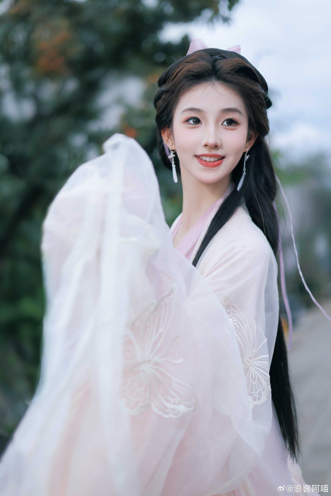 Elegant Black Golden Silk Cheongsam A Symbol of Exquisite Grace and Modern Charm Elegant Black Golden Silk Cheongsam A Symbol of Exquisite Grace and Modern Charm