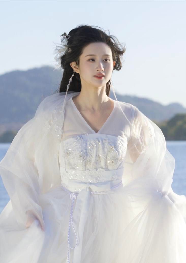 Reinventing the Cheongsam:A Modern Girls Guide to a Slimming Youthful Long Dress