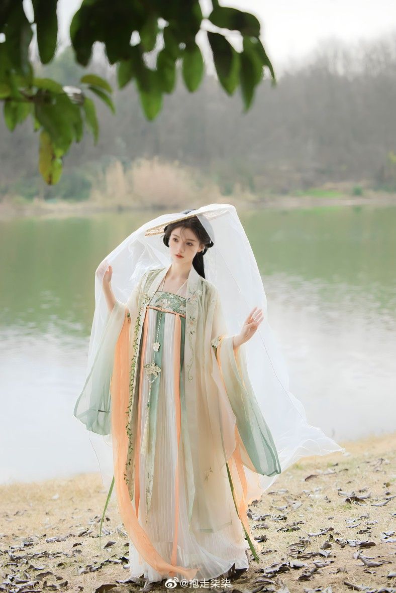 Exploring the Elegance of Spring and Autumn Cheongsam with Low Slit Exploring the Elegance of Spring and Autumn Cheongsam with Low Slit
