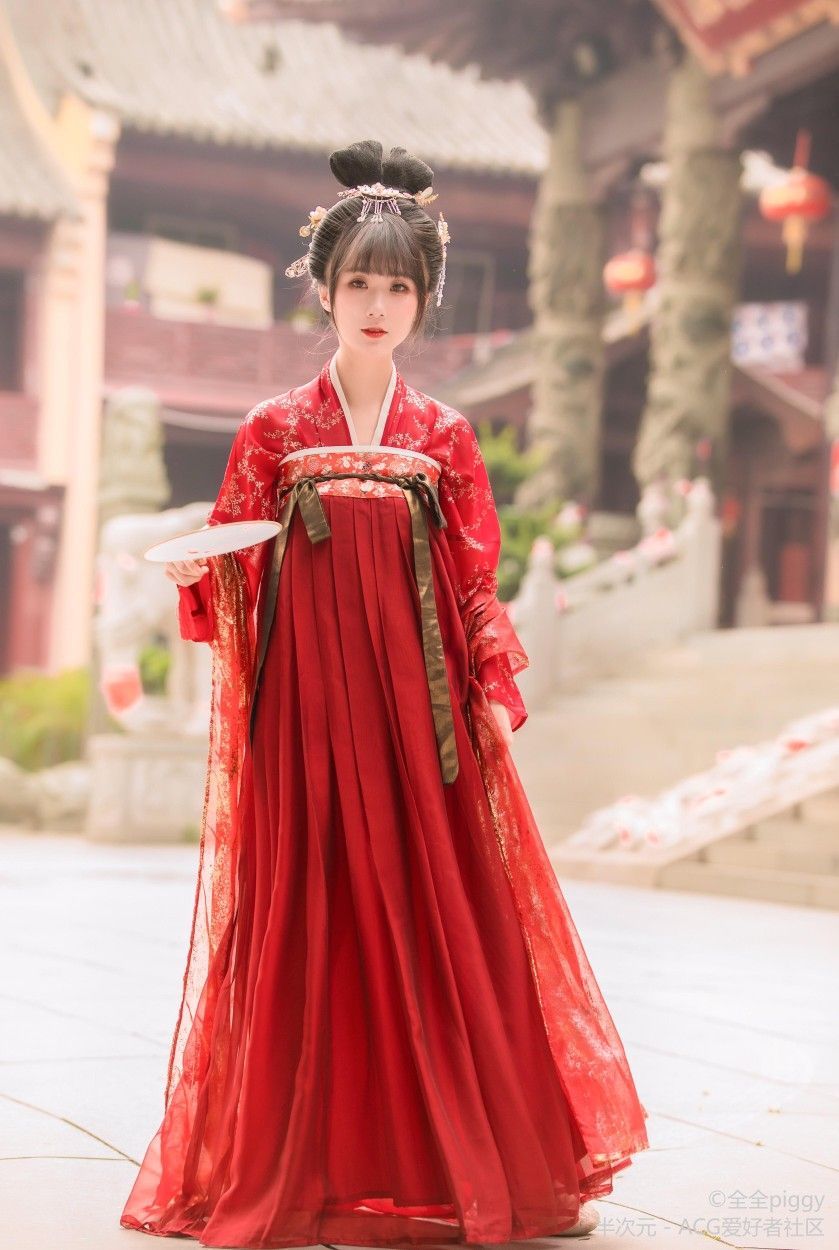 The Enigma of White Silk Silver-Threaded Horseface Skirt:A Traditional Beauty in Modern Context The Enigma of White Silk Silver-Threaded Horseface Skirt:A Traditional Beauty in Modern Context