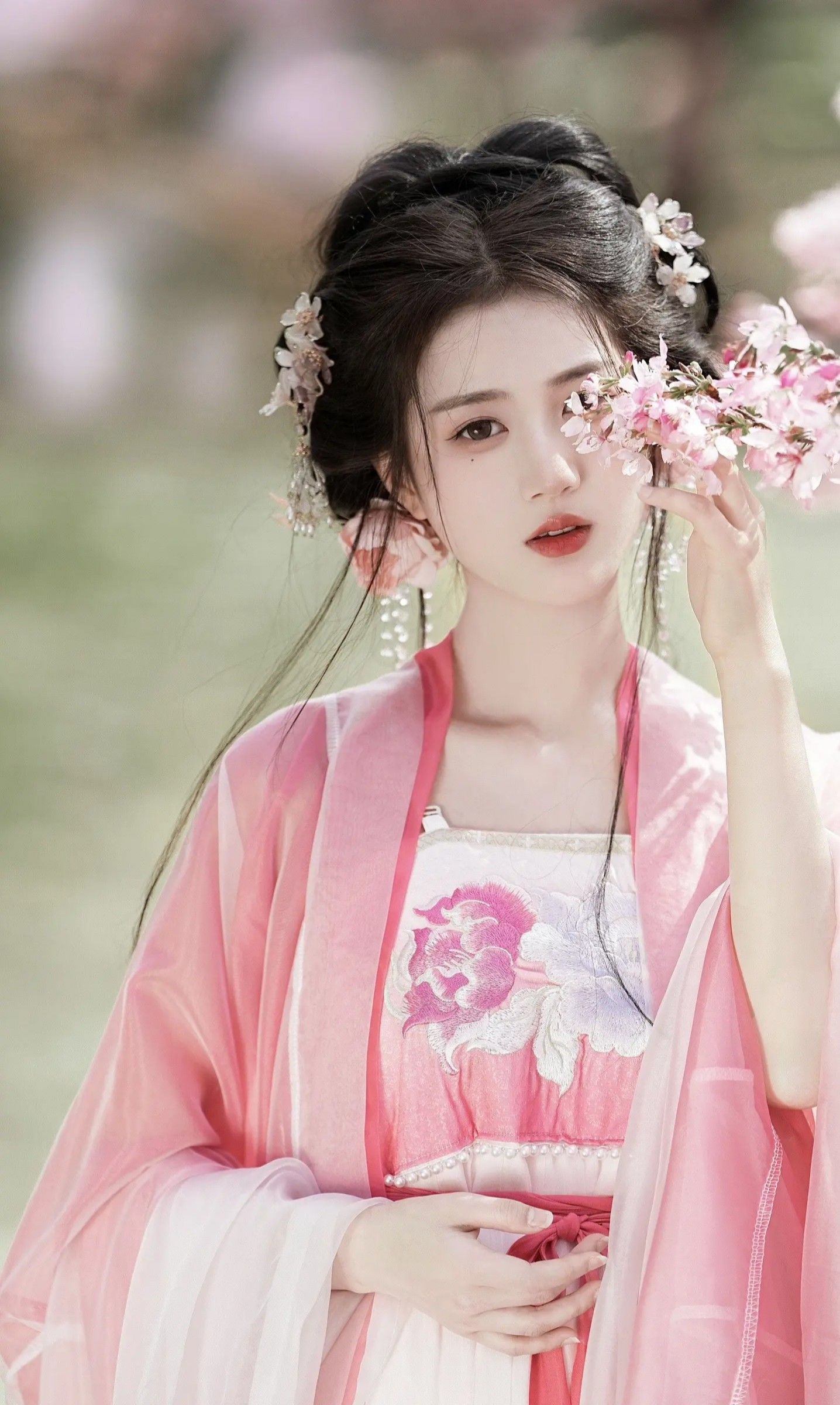 Embracing the Curves:Plus-Size Womens Hanfu Fashion Revolution Embracing the Curves:Plus-Size Womens Hanfu Fashion Revolution