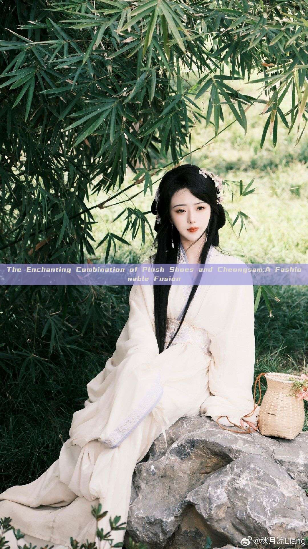 The Enchanting Combination of Plush Shoes and Cheongsam:A Fashionable Fusion