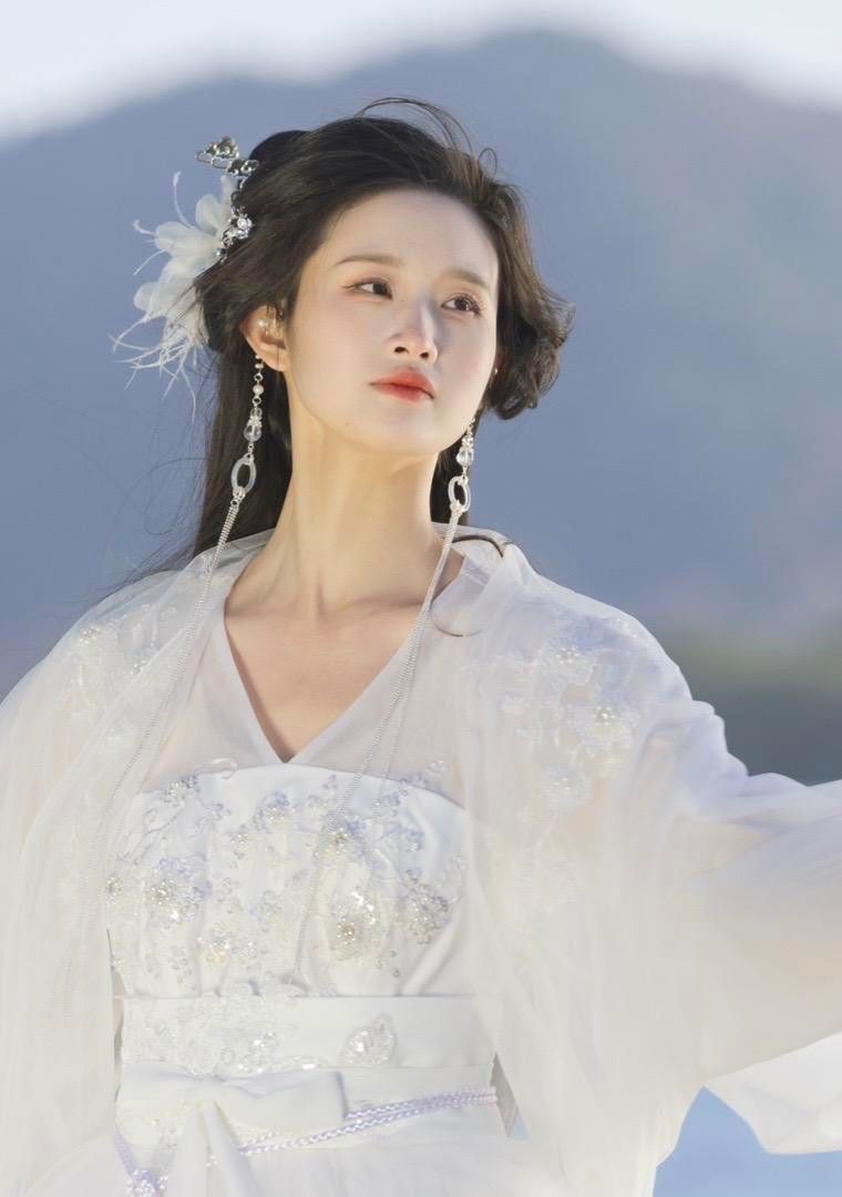 Summer Elegance in Thin Qipao A Guide to Womens Lightweight Cheongsam