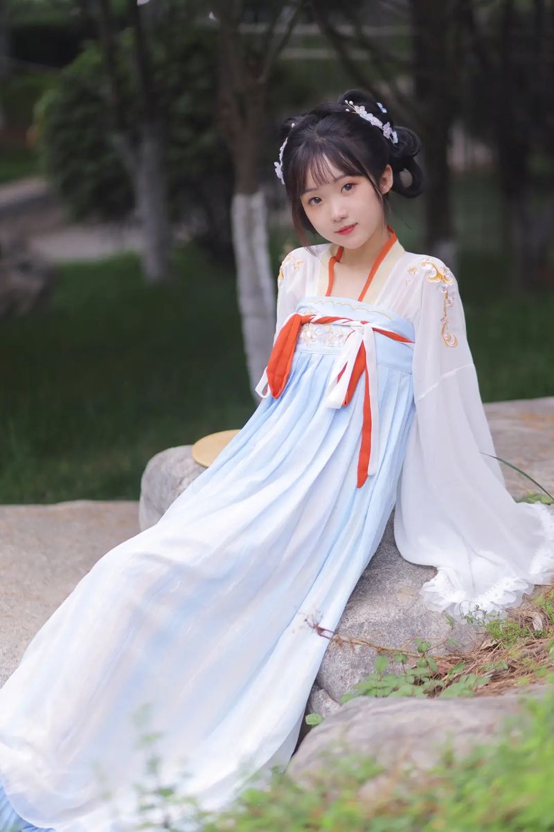 A Cream-Colored Horsehide Skirt:A Blend of Elegance and Tradition